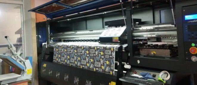 Textile printing machine producing printed fabric